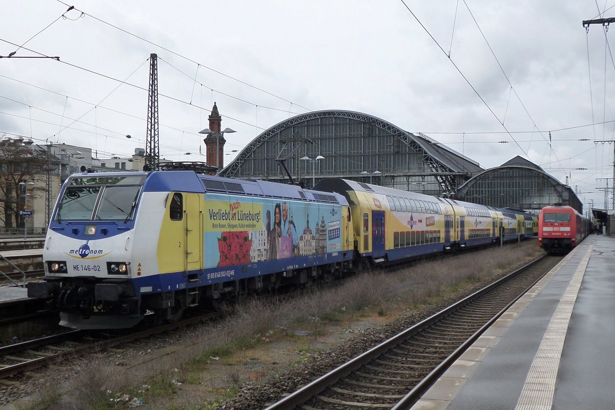 In Bremen Hbf verliebt 146-02 sich an der Lüneburger Heide; 27 April 2016. 