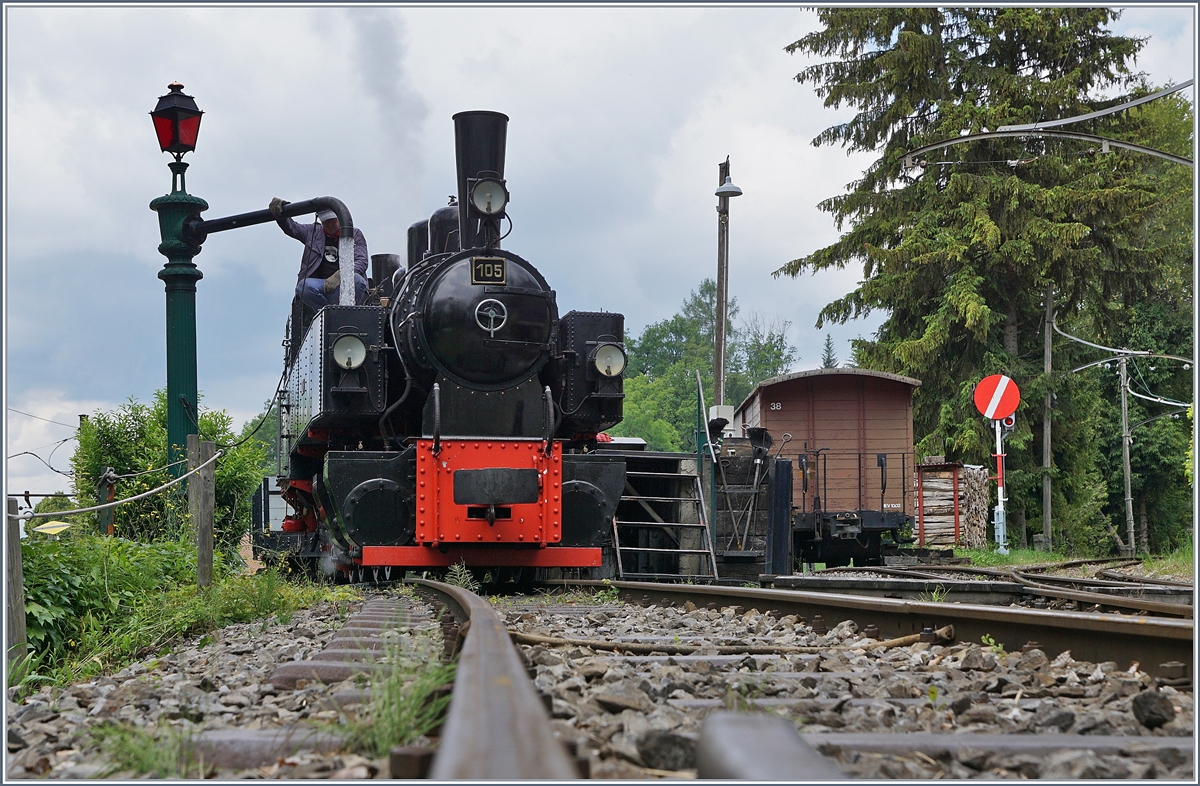 In Chaulin wird die Blonay Cahmby Bahn G 2x 2/2 105 für die Nachmittagsdampfzüge vorbereitet. 

13. Juni 2020