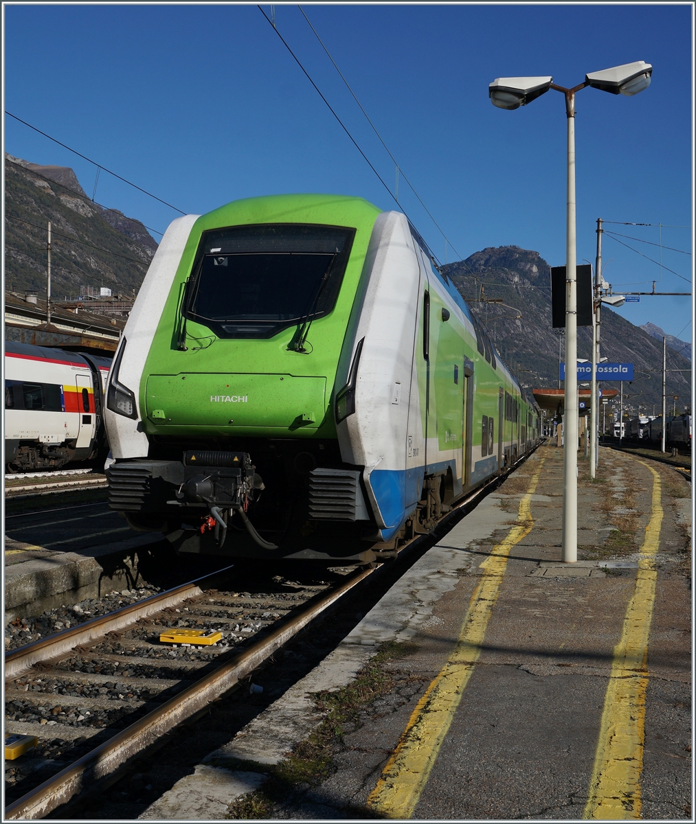 In Domodossola wartet der Trenord ETR 421 017 (94 83 4421 817-7 I-TN) auf seinen nächsten Einsatz; er wird als Trenord Regio 2431 um 14:56 nach Milano abfahren. Der Standort des Zugs und der unpassend kurze Bahnsteig erlauben im Rahmen der Gelben Linien nur eine Bild aus dieser Perspektive. 

22. Okt 2021