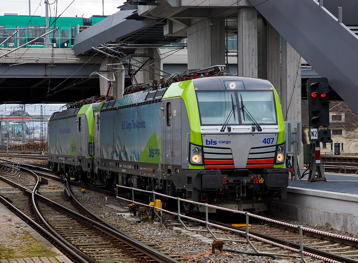 
In Doppeltraktion erreichen zwei Siemens Vectron MS der BLS Cargo, die BLS Cargo 407 (91 85 4475 407-3 CH-BLSC) und die BLS Cargo 406 (91 85 4475 406-5 CH-BLSC) am 28.12.2017 den Bahnhof Weil am Rhein, hier werden sie einen Gterzug bernehmen und weiter in Richtung Sden ziehen. 

Beide Vectron MS wurden 2017 von Siemens gebaut, die BLS 406 unter der Fabriknummer 22067und die BLS 407 unter der Fabriknummer 22068. Sie haben die Zulassungen (200 km/h Hchstgeschwindigkeit) fr die Schweiz, Deutschland, sterreich, Italien und die Niederlade. 

Die Entwicklung der Siemens Lokomotive Vectron basiert auf den Erfahrungen der erfolgreichen EuroSprinter beziehungsweise deren Weiterentwicklung Siemens ES 2007 (NMBS/SNCB-Reihe 18/19) ersetzt. Ausgereifte und bewhrte Technik ist mit Flexibilitt und Modularitt kombiniert. Die Vectron Lokomotive ist fr die vielfltigsten Verkehrsaufgaben konzipiert. Ob im nationalen oder grenzberschreitenden Verkehr, ob im Personen- oder Gterverkehr. Es werden vier elektrische Versionen und eine dieselelektrische Version der Lokomotivplattform angeboten. Die hier gezeigten Vectron Lokomotiven sind als MS – Lokomotiven (Mehrsystemlok mit 6.400 kW Leistung) konzipiert.

Die uere Gestaltung der Vectron-Lokomotiven unterscheidet sich nur wenig von der der Siemens ES 2007; insbesondere wird das der Crashnorm entsprechende Kopfmodul bis auf einige Detailnderungen, etwa Rckblickkamera statt Seitenfenster, bernommen. Innen ist der neue Typ hingegen komplett anders aufgebaut. Der Maschinenraum besitzt im Gegensatz zur Bombardier TRAXX einen geraden Mittelgang, an dessen Seiten alle Komponenten einen festen Platz haben. In einem unter dem Boden verlaufenden Kanal verlaufen die Steuerleitungen und Druckluftrohre. Die Radstze werden ber gefederte Ritzel-Hohlwellen angetrieben.

Der Vectron untersttzt mit einer optimierten Systemauslegung und vielfltigen Funktionen fr energieoptimales Abstellen. Der elektrische Vectron ermglicht eine erhhte elektrische Bremskraft von 240 kN. Die rckgewonnene Energie wird hocheffizient fr die Versorgung von Hilfsbetrieben genutzt bzw. und wo mglich ins Netz zurckgespeist. 

Technische Daten, der Vectron MS  (BLS Re 475)
Spurweite: 1.435 mm
Achsformel: Bo'Bo'
Lnge ber Puffer: 18.980 mm
Drehzapfenabstand: 9.500 mm
Achsabstand im Drehgestell: 3.000 mm
Breite: 3.012 mm
Hhe:  4.248 mm
Raddurchmesser :  1.250 mm (neu) / 1.160 mm (abgenutzt)
Gewicht:  90 t
Spannungssysteme: AC 25 kV, 50 Hz;  AC 15 kV, 16,67 Hz; DC 3 kV und DC 1,5 kV
Max. Leistung am Rad:  6.400 kW
Leistungsfaktor:  nahe 1
Hchstgeschwindigkeit: 200 km/h
Anfahrzugskraft:  300 kN
Dauerzugkraft:  250 kN
Elektrische Bremskraft: 240 kN
Kraftbertragung: Ritzelhohlwellenantrieb
Lichtraumprofil: UIC 505-1
