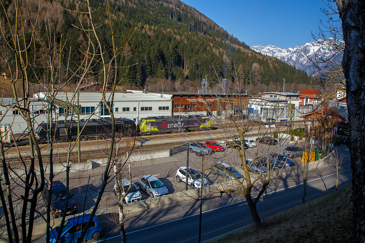 In Doppeltraktion fahren die beiden an die TX Logistik AG vermieteten Siemens Vectron MS am 28.03.2022 mit einem KLV-Zug durch den Bahnhof Gossensaß/Colle Isarco zum Brenner/Brennero hinauf. Vorne der „TX LEITWOLF“ 193 554 (91 80 6193 554-3 D-ATLU) der Alpha Trains Belgium und dahinter die schwarze MRCE Dispolok X 4 E – 654 bzw. 193 654 (91 80 6193 654-1 D-DISPO). Beide Loks haben die Zulassung für Deutschland, Österreich und Italien. 

Die 193 554 wurde 2016 unter der Fabriknummer 22194 und die 193 654 wurde 2017 unter der Fabriknummer 22196 von Siemens Mobilitiy in München-Allach gebaut.