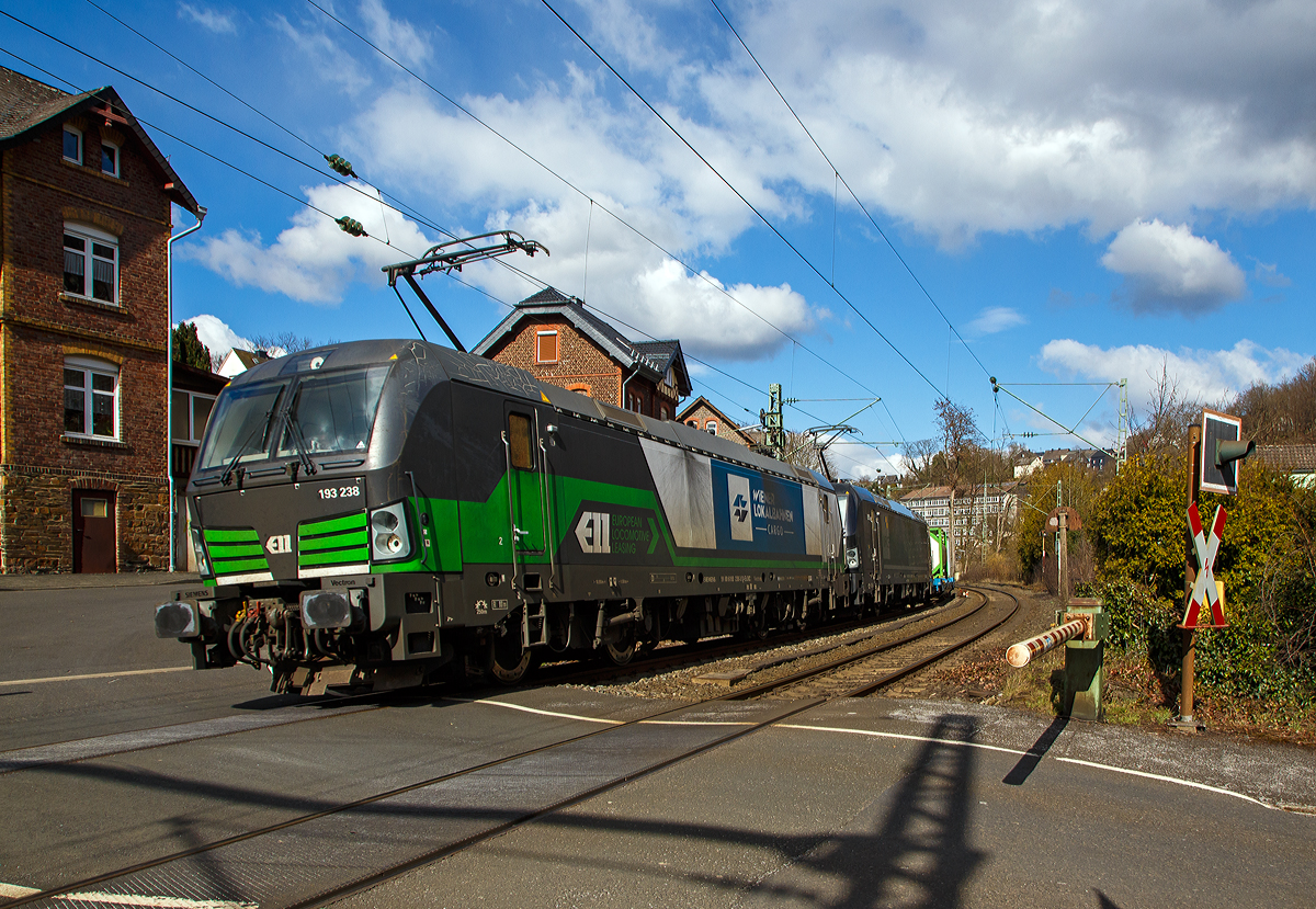 In Doppeltraktion die WLC - Wiener Lokalbahnen Cargo vermieteten 193 239 (91 80 6193 238-3 D-ELOC) und 193 651/ X4 E – 651(91 80 6193 651-7 D-DISPO) fahren am 19.03.2021 mit einem KLV-Zug durch Kirchen (Sieg) in Richtung Kln.

Vorne ist die 193 239 eine Siemens Vectron AC des Lokvermieters ELL - European Locomotive Leasing, dahinter die 193 651/ X4 E-651 des Lokvermieters MRCE - Mitsui Rail Capital Europe GmbH.
