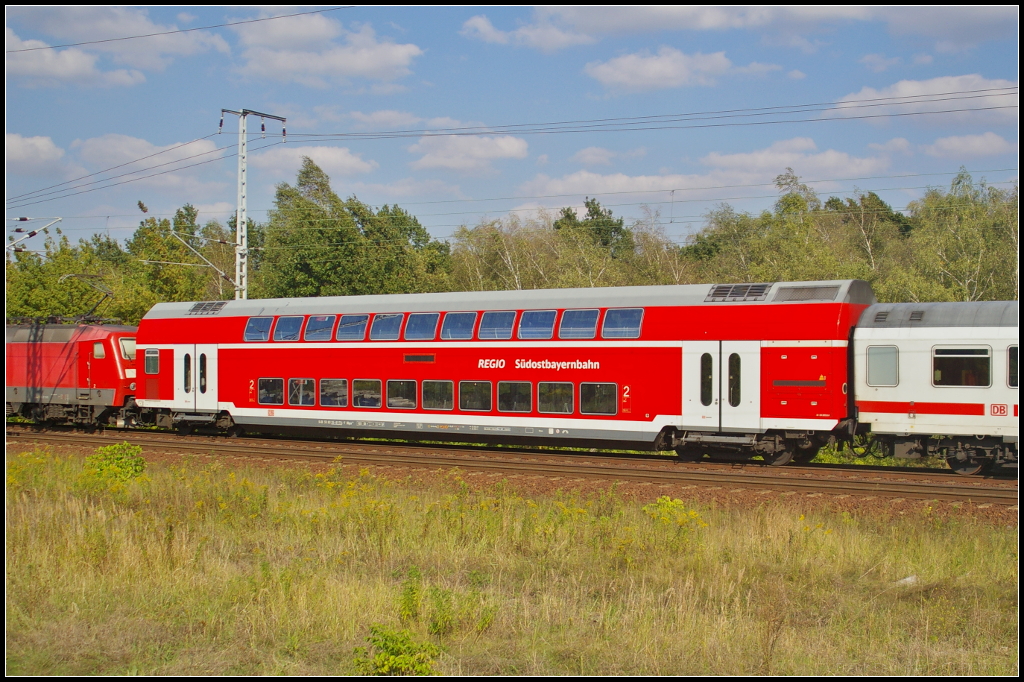 In einem Pbz war der Doppelstockwagen D-DB 50 80 26-81 174-7 DBpza der S�dostbayernbahn (SOB) eingestellt, der von 120 106 am 18.09.2014 durch die Berliner Wuhlheide gezogen wurde.