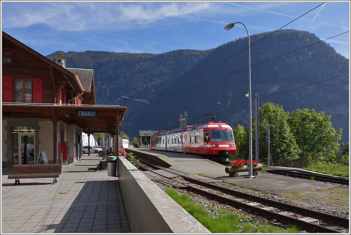 In Finhaut wartet ein Regionalzug auf die Abfahrt.
(03.10.2014)