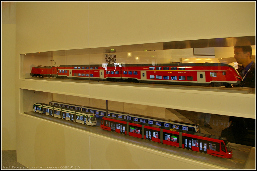In den Hallen fand sich auch einiges an Modellen was sehr interessant war. So bei Skoda der f�r DB Regio gebaute Zug NIM EXPRESS DB (oben).  Eingesetzt soll der Zug auf der Strecke N�rnberg-Ingolstadt-M�nchen. Als Wagen kommen modernisierte 770.0 DABpbzf, 790.0 DBpz und als Steuerwagen 790.1 DBpz zum Einsatz. Als E-Lok wurde die Skoda 109E3, Baureihe 102, geordert.

Daten: max. Geschwindigkeit 200 km/h, L�nge 177 m, Sitze 1. Klasse 26, Sitze 2. Klasse 650, Stehpl�tze 772, Behindertengerechte Pl�tze 2, Pl�tze f�r Fahrr�der 37

