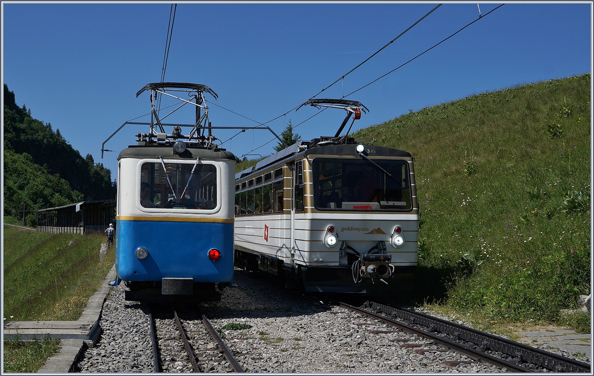 In Jaman treffen sich der talwärts fahrende Bhe 4/8 305 und der Bhe 2/4 207 auf dem Weg zu Gipfel. 
1. Juli 2018