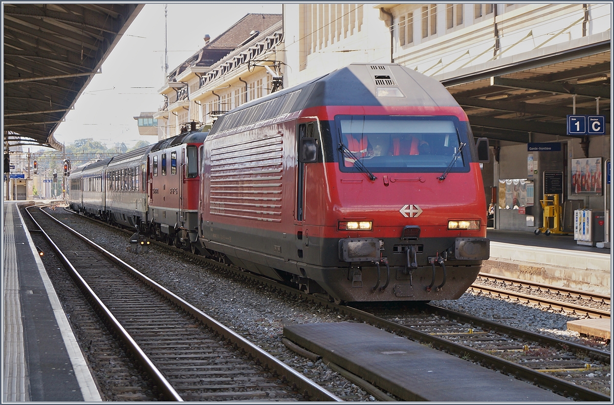 In Lausanne rangiert die SBB Re 460 114-2  Circus Knie  auf Gleis 2 ihren (Dienst)-Zug zusammen. 

1. Juni 2020