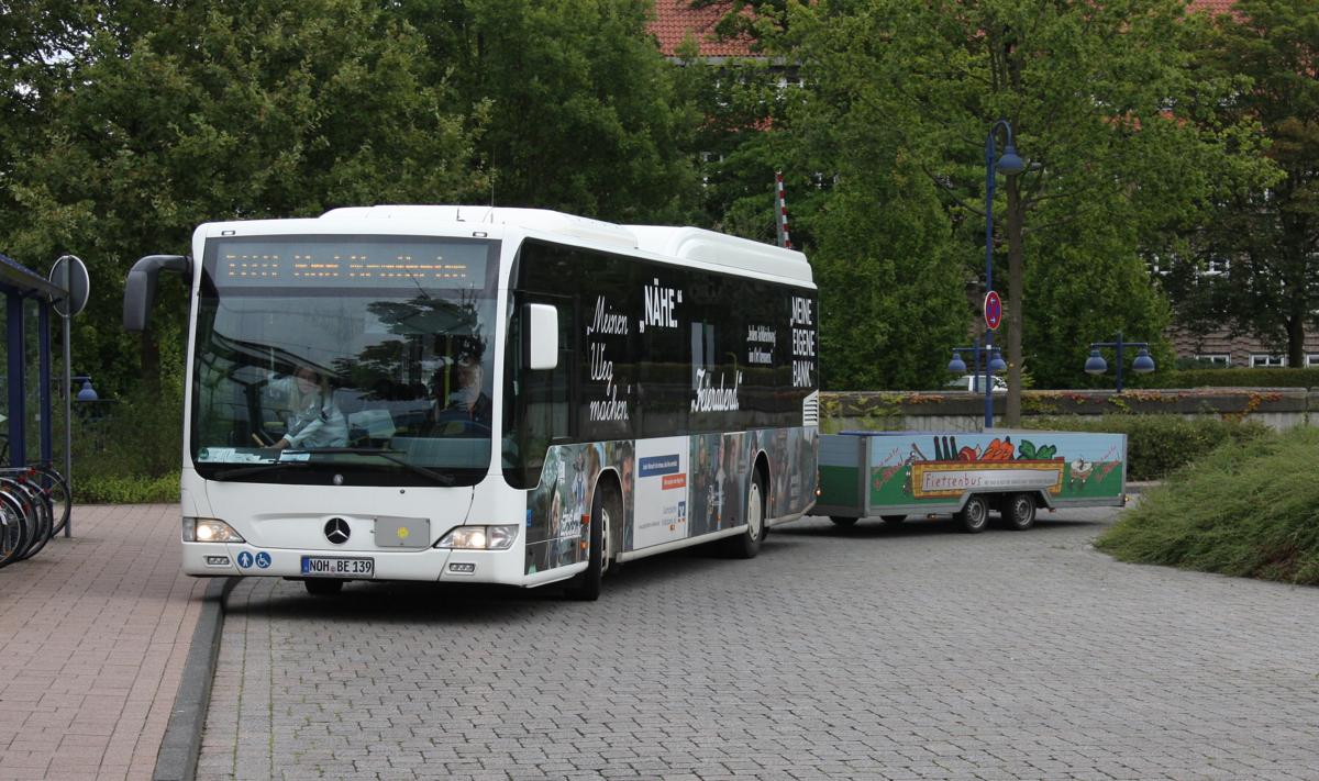 In den Sommermonaten verkehren im Mnsterland und in der Grafschaft Bentheim sogenannte Fietsenbusse. Sie fhren Anhnger fr Fahrradtransporte mit, damit die  Fietsen  auch bei den Fahrgsten bleiben knnen!
Hier ein solcher Bus von Mercedes Benz am 20.8.2014 am Bahnhof Bad Bentheim.