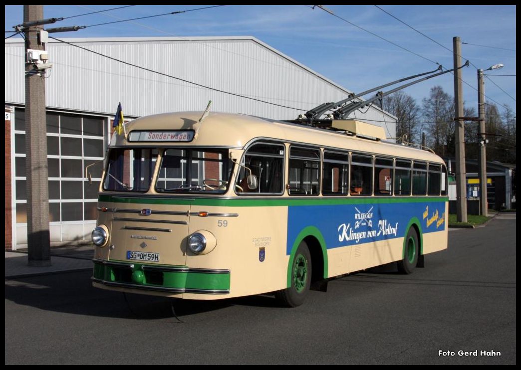 In der spten Nachmittagssonne prsentiert sich der Oldtimer O-Bus 59 der Stadtwerke Solingen am 12.5.2015 im dortigen Betriebshof. Dem Betriebshof ist ein Fahrzeugmuseum angegliedert, welches ich am 12.5.2015 erstmals besuchte. Der Bus gehrt zum aktiven Museumsbestand.