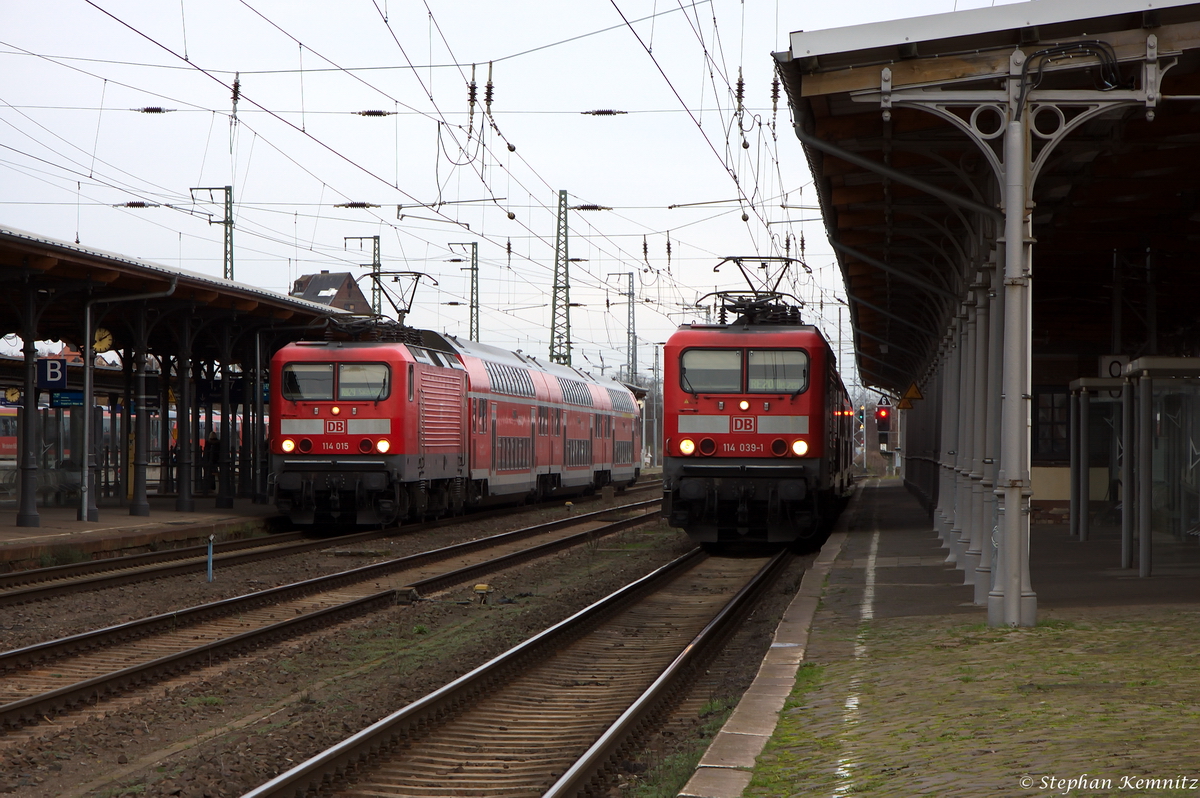 In Stendal trafen sich die 114 015 mit der RB29 (RB 17568) nach Salzwedel und die 114 039-1 mit dem RE20 (RE 17616) von Halle(Saale)Hbf nach Uelzen. Der RE20 hatte zu diesem Zeitpunkt eine Verspätung von 25min gehabt. 13.12.2014