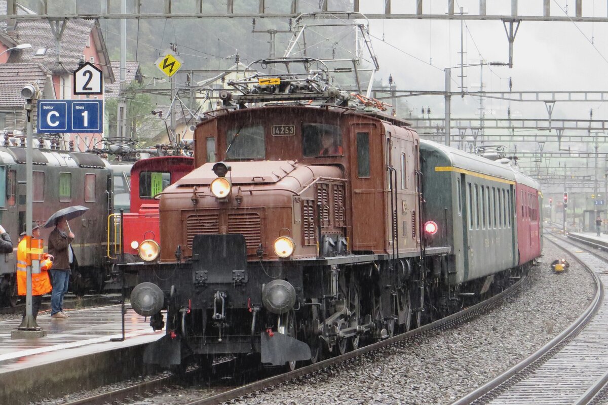 In stromender Regen treft SBB Historic 14253 in Erstfeld ein am 19 September 2021 mit eine der Stundlich fahrende Pendelzüge Erstfeld<=>Göschenen während der Erstedition der Gotthard Bahntage.