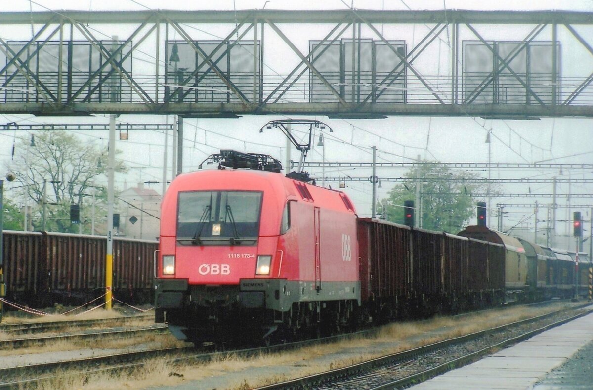 In stromender regen verlasst ÖBB 1116 173 mit eim Mischguterzug Breclav.