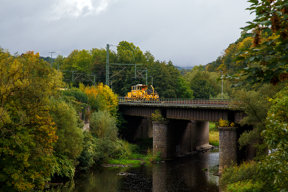 
In Wissen auf der Siegbrücke am 26.09.2020, die Plasser & Theurer Schnellschotterverteil- und Planiermaschine SSP 110 SW, Schweres Nebenfahrzeug Nr. 99 80 9425 007-8 D-HFW, der H.F. WIEBE. Während links gerade der P&T Stopfexpress 09 - 3X (99 80 9121 012-5 D-HFW), eine Dreischwellenstopfmaschine, im Einsatz ist.