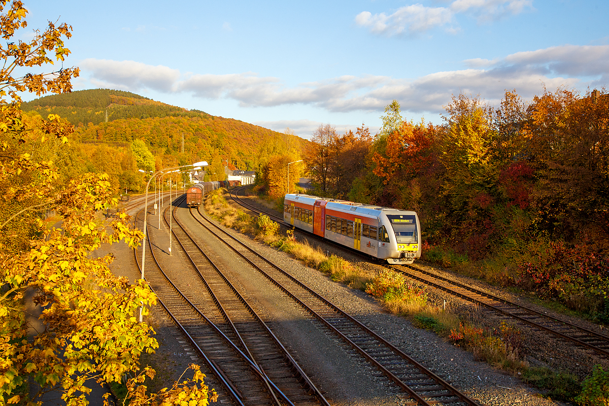 
Indian Summer: Der HLB 123 bzw. VT 526 123 (95 80 0946 423-0 G-HEB / 95 80 0646 423-3 D-HEB / 95 80 0946 923-9 D-HEB) ein Stadler GTW 2/6 der HLB (Hessische Landesbahn GmbH), ex vetus VT 123, fährt am 29.10.2016 als RB 96  Hellertalbahn  (Betzdorf - Herdorf - Neunkirchen - Haiger - Dillenburg, von Herdorf in Richtung Dillenburg. 