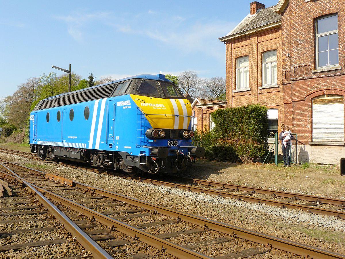 Infrabel Diesellok 6253. Sonderfahrt Museumsverein PFT/TSP. Langerbrugge 05-04-2014.

Infrabel diesellocomotief 6253 gefotografeerd tijdens rondrit van de TSP  hulde aan de reeks 62 . Langerbrugge Belgi 05-04-2014. 