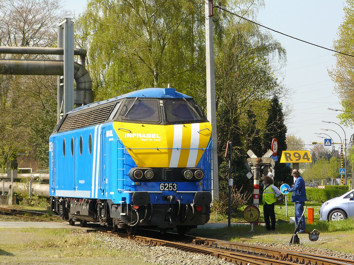 Infrabel Diesellok 6253. Sonderfahrt Museumsverein PFT/TSP  Hulde aan de reeks 62 . Bahnübergang Burggravenlaan, Langerbrugge Belgien 05-04-2014.

Infrabel diesellocomotief 6253 gefotografeerd tijdens rondrit van de TSP  Hulde aan de reeks 62 . Bij de overweg Burggravenlaan, Langerbrugge België 05-04-2014.