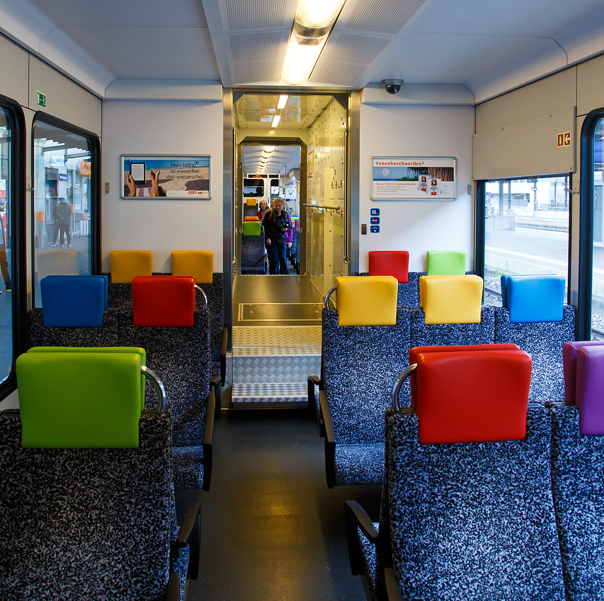 
Innenraum von dem Stadler ET GTW 2/6 - RABe 526 762-0 (RABe 94 85 7526 762-0 CH THB) der Thurbo AG am 18.06.2016 im Bf Schaffhausen. 

Man achte auch aufs das eingerahmte Beiwerk ;-)