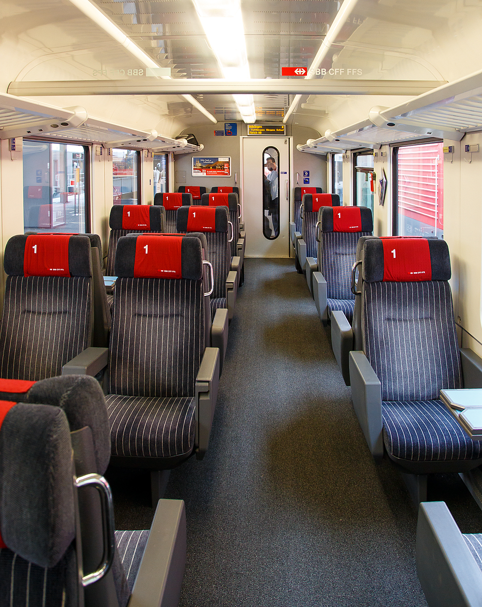 
Innenraum des SBB 1.Klasse Reisezugwagen (EC-Wagen) Apm 61 85 10-90 251-2 CH-SBB am 17.06.2016 im Hauptbahnhof Stuttgart, am Zugschluss des IC 185 nach Zürich HB.