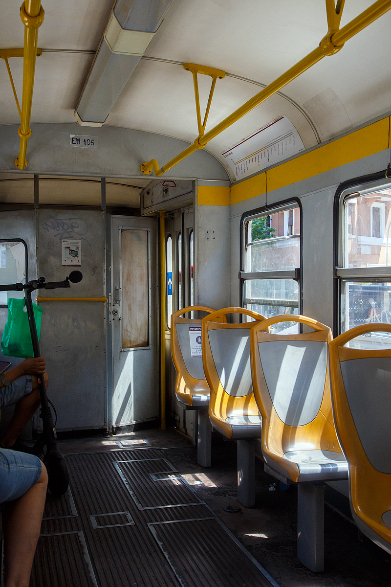 Innenraum eines Triebwagens der Baureihe EM 100 (hier EM 106) der Nuova ATAC, Betriebsteil Ferrovie Lazali in am 13.07.2022 in Rom. Die Schmalspurbahn ist heute ins Nahverkehrsnetz (Tramnetz) der italienischen Hauptstadt eingegliedert. Die Triebwagen sind nicht klimatisiert, aber die Fenster lassen sich öffnen.