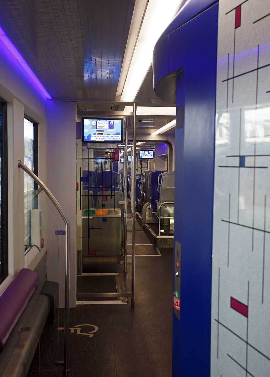 Innenraum/Interieur des dreiteiligen NS SNG 2351 (Sprinter Nieuwe Generatie), ein CAF Civity Triebzug. Hier am 24 Juni 2025 in Utrecht Centraal.