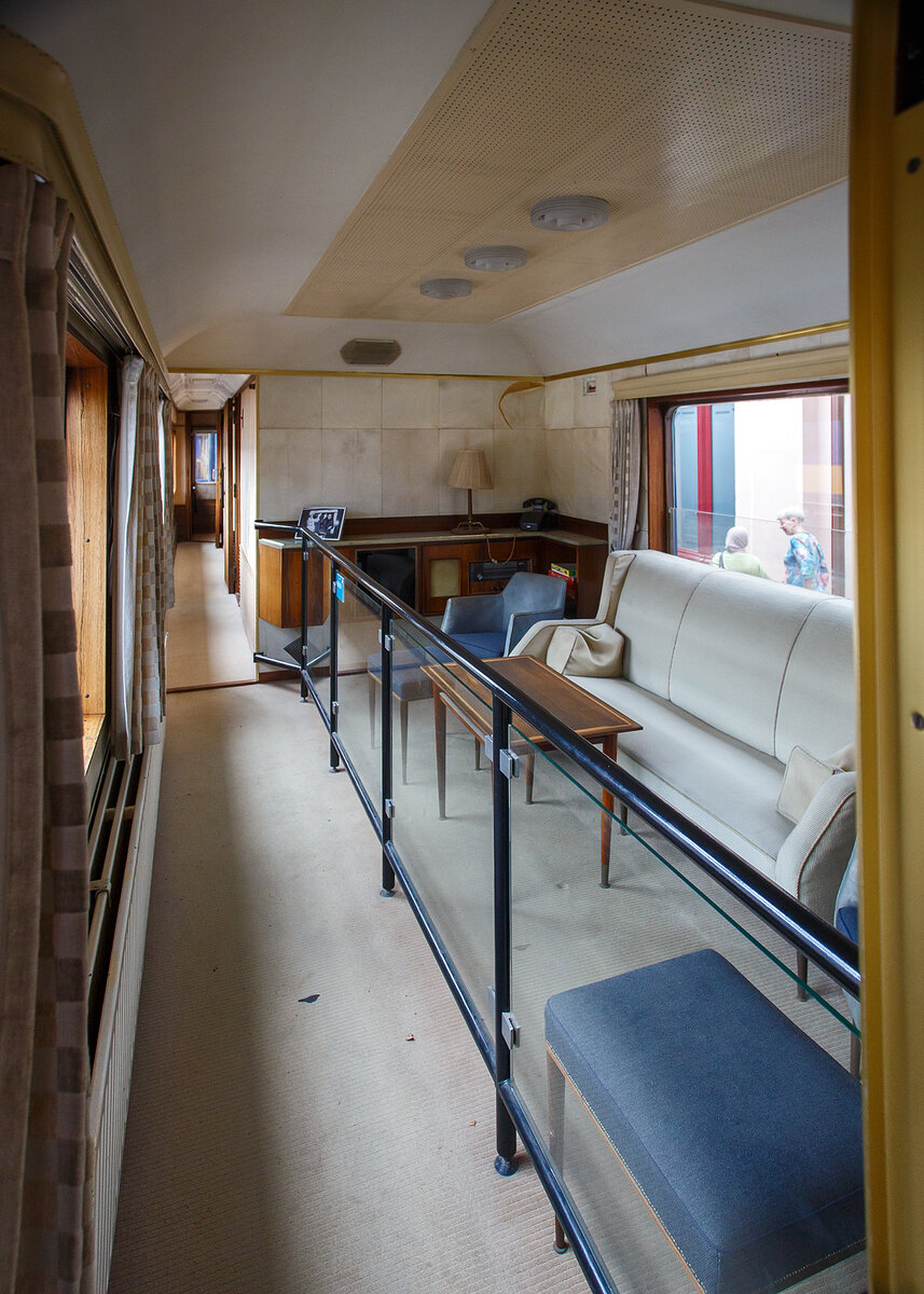 Innenraum/Interieur (Empfangsraum) des Salonwagen Königin Juliana Sr 9, NL-NS 61 84 89-30 001-1, vom königlichen Zug „Koninklijke Trein“ (Hofzug) am 24. Juni 2025 im Het Spoorwegmuseum (bis 2005 NSM - Nederlands Spoorwegmuseum / Niederländischen Eisenbahnmuseum) in Utrecht im ehemaligen Bahnhof Maliebaan. Sr steht für Salonrijtuig in Deutsch Salonwagen.