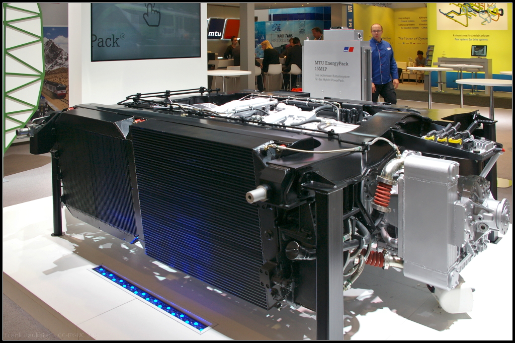InnoTrans 2016 in Berlin: Als Weltpremiere präsentierte die MTU Friedrichshafen GmbH aus Deutschland das Hybrid-EnergyPack 15M1P. Das System besteht aus einem Dieselmotor und einer elektrischen Maschine, die sowohl als Motor oder Generator eingesetzt werden kann. Dazu gehört das EnergyPack welches die Energie speichert die beim Bremsen zurückgewonnen wird. Das EnergyPack besteht aus 180 einzelnen Li-Ionen-Zellen mit einer Kapazität von 30,6 Kwh mit einem Gewicht von 350 kg. Garantiert wird eine Lebensdauer von etwa 28.000 Stunden Einsatz (ca. 8 Jahre). Der Einbau des EnergyPacks erfolgt entweder auf dem Dach oder Unterflur. Wird noch ein Pantograph verwendet, entsteht ein trimodales Antriebssystem, was weitere Einsatzmöglichkeiten eröffnet. Wenn bei einer Remotorisierung auf EnergyPack gesetzt wird, können so bis zu 25 Prozent Kraftstoff eingespart werden. Durch die skalierbarkeit können auch mehrere dieser Systeme zusammengeschaltet werden.