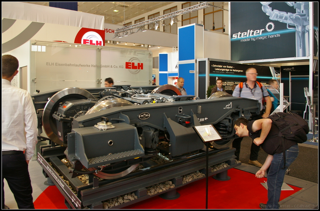 InnoTrans 2016 in Berlin: Am Messestand der ELH Eisenbahnlaufwerke Halle GmbH & Co. KG aus Deutschland war das Drehgestell vom Typ Y33Lsi-Fsp-265 kW ausgestellt. Zum Einsatz kommt es bei Erhaltungsfahrzeugen der SBB f�r den Gotthard- und Ceneri-Tunnel. Einige Daten: Radsatzlast 22,5 t, Vmax 100 km/h, Antrieb wassermantelgek�hlter Motor mit 2-stufigen Getriebe, Rads�tze 920 mm. Bei dem Drehgestell handelt es sich um eine Spezialausf�hrung des schweren G�terwagendrehgestells Y33.