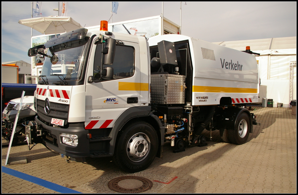 InnoTrans 2016 in Berlin: Auf Basis des MB Atego 1530 entstand das Rillenreinigungsfahrzeug (ZW 200) von Zweiweg f�r die Mainzer Verkehrsgesellschaft (MVG). Bei einem Gesamtgewicht von 16 t erreicht es Vmax 5-20 km/h w�hrend der Reinigungsfahrt, zur Rillenschienenreinigung wird ein Schienengef�hrter Saugschlitten genutzt. Die Schienenspurweite betr�gt 1000 mm, der Aufbau ist ein FAUN Viajet 6 mit einer 400 bar Hochdruckwasserpumpe und einer Handlanze mit Schlauchtrommel.