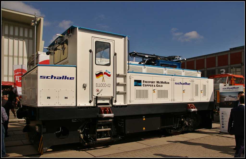 InnoTrans 2016 in Berlin: Auf der Messe wurde die ELLOCO 02 des Untertage-Bergwerk Grasberg von PT Freeport Indonesia gezeigt. Dabei handelt es sich um eine Bergbaulokomotive mit hybriden Antrieb, zum einem mit elektrischen (Oberleitung/Batteriepack) oder Antrieb mit Dieselpacks, die innerhalb von einer Stunde ausgetauscht werden k�nnen. Die Lok ist 40t schwer, besitzt pro Radsatz einen 135 kW starken Motor der mit IGBT-Technik ausger�stet ist. Die ModuTrac MMT-M-270-BDE von Schalker Eisenh�tte aus Bochum besitzt eine elektro-dynamische Bremse mit Traktionsumrichter um Zugverb�nde zum Stillstand bringen zu k�nnen. F�r l�ngere Standzeiten steht noch eine pneumatische Servicebremse zur Verf�gung. Die Lok besitzt weiterhin einen Mittelf�hrerstand, Bremsen f�r bis zu 700t Anh�ngelast, ausgelegt f�r vollautomatischen und fahrerlosen Einsatz.