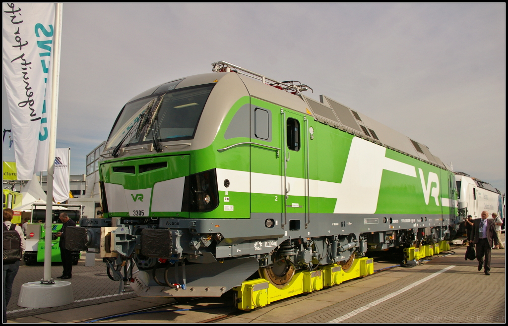 InnoTrans 2016 in Berlin: Auf Überführungsrollwagen wurde die VR 3305 zur Messe gebracht. Bei der VR Group sind die Loks der Serie Vectron VR als Sr3, Baureihe 3000, eingereiht. Einige Daten: Spurweite 1524 mm, Achsformel Bo'Bo'. Bestellt wurden 80 Stück mit einer Option auf weitere 97 Stück (NVR-Nummer 91 10 3103 305-1 FIN-VR)