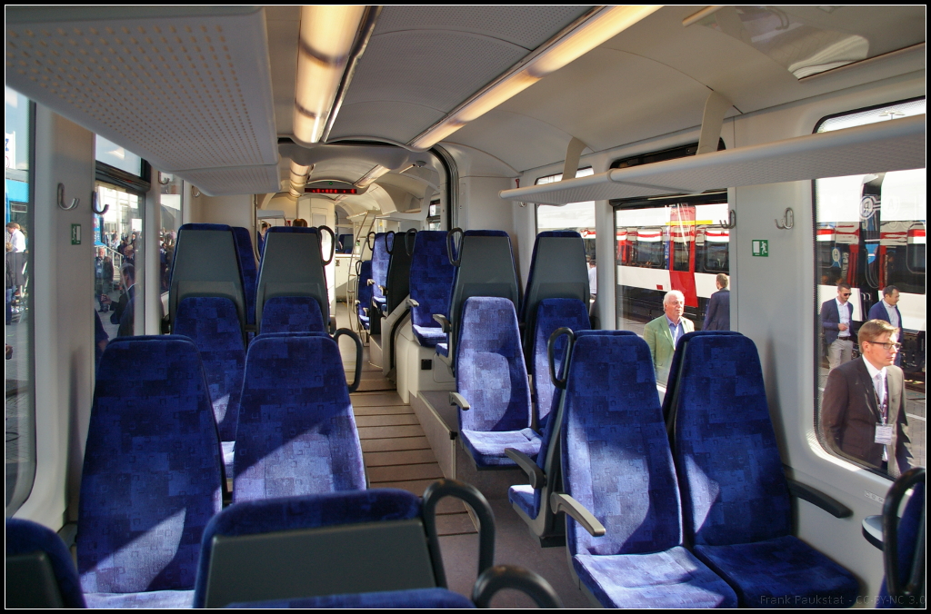 InnoTrans 2016 in Berlin: Aufteilung bei den 4er-Sitzgruppen im Niederflutriebzug 7 023 f�r den Regionalverkehr von Koncar aus Kroatien.