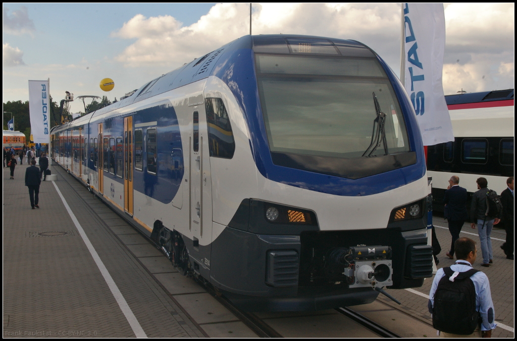InnoTrans 2016 in Berlin: bei dem Tz 2514 f�r die NS handelt es sich um den elektrischen Niederflur-Triebzug Flirt 3 von Stadler. Die Z�ge f�r die Niederl�ndische Staatsbahn sollen im Regionalverkehr eingesetzt werden. Sie erf�llen die Norm TSI-PRM und EN 15227. Geordert wurden 33 dreiteilige und 25 vierteilige Z�ge. Sie erreichen eine H�chstgeschwindigekeit von 160 km/h (NVR-Nummer NL NS 94 84 4966014-1)
