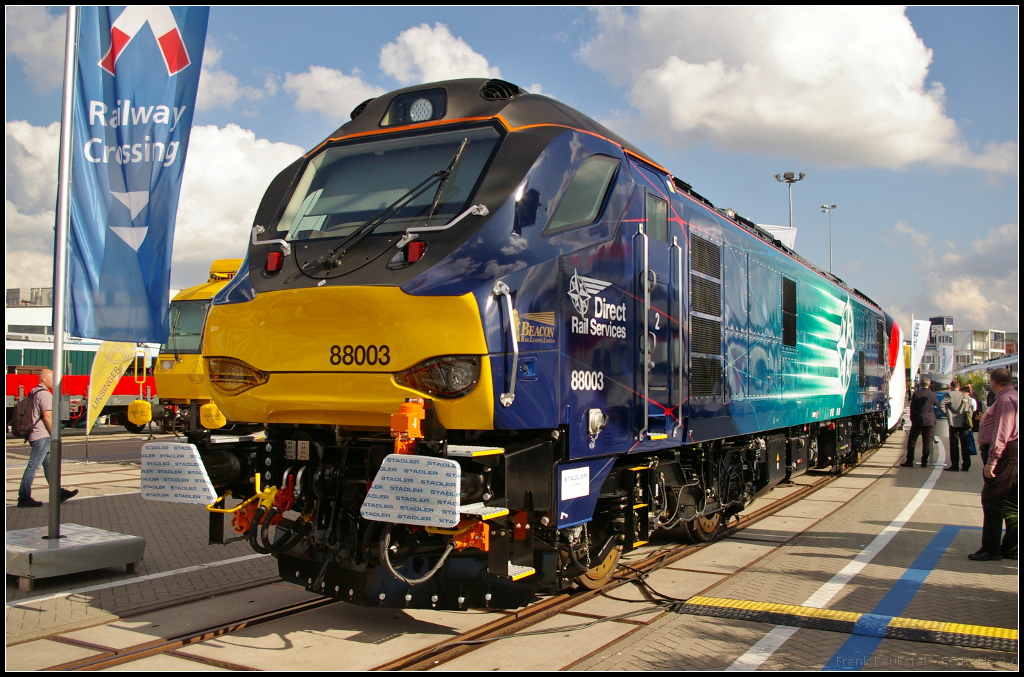 InnoTrans 2016 in Berlin: Bei der Direct Rail Services 88003 handelt es sich um eine Euro Dual-Lokomotive f�r den Personen- und G�terverkehr bis 160 km/h in Gro�britannien. Die Lokomotive wurde von Stadler Spanien gebaut und im Testcenter Velim gepr�ft. Es ist die erste Lok die sowohl mit 25 kV und mit Dieselmotor angetrieben werden kann. Die Class 88 erf�llt alle europ�ischen Standards. Aufgebaut auf einem Stahl-Monocoque, einem Bremsystem das direkt auf die Rads�tze wirkt, zwei ergonomisch aufgebauten F�hrerst�nden mit Aircondition wiegt die Lok max 126 t. Aus S�dafrika liegt eine Order �ber 50 der Euro Dual-Lokomotiven vor, f�r UK sollen 10 St�ck gebaut werden.