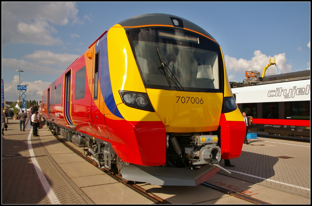 InnoTrans 2016 in Berlin: Class 707 von South West Trains (SWT), hergestellt von Siemens Mobility auf Basis des Desiro City, wurde auf der Messe als dreiteiliger Triebzug vorgestellt. Wenn ab 2017 im Gro�raum London die Z�ge im Regionalverkehr eingesetzt werden, sollen es 5-teilige Z�ge sein. Bestellt hat SWT insgesamt 30 Z�ge, die �ber eine Stromschiene mit 750 V Gleichspannung gespeist werden. Die Wagen sind klimatisiert und bieten WLAN. Eingesetzt sollen sie auf den Strecken zwischen London Waterloo Station und Windsor and Eton Riverside. Noch ein paar Daten: Baujahre 2016-2017, Spurweite 1435 mm, H�chstgeschwindigkeit 160 km/h, Traktionsleistung 1.600 kW, Fu�bodenh�he 1.100 mm