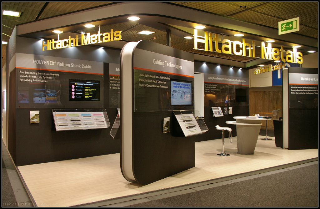 InnoTrans 2016 in Berlin: Das Unternehmen Hitachi Metals, Ltd. aus Japan stellt für die  Bahnindustrie diverse Anwendungen wie Unterdach- und Unterbodenverdrahtung, Verkabelung von Fahrzeugen, Kabelbäumen, Kontaktdrähten, Dachkabel-Hochspannungssystemen, EMV-Filterkernen, Sphärogussguss und Magneten für Motoren her. Auf der Messe war man mit einem Informationsstand vertreten.