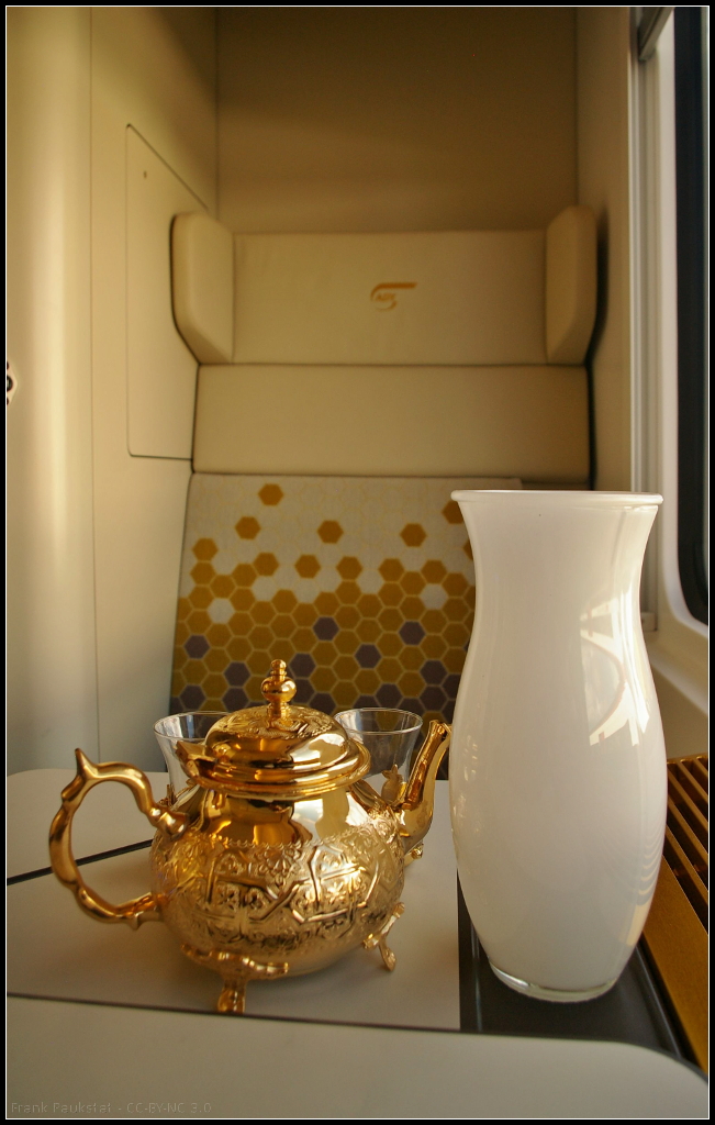 InnoTrans 2016 in Berlin: Den Reisensenden erwarten in den Abteilen des 1. Klasse Schlafwagen f�r die Aserbaidschanische Eisenbahn klappbare Tische, Klima, gem�tliche Sitzgelegenheiten. Farben und Muster sind auf den gesamten Innenraum des Wagens abgestimmt.