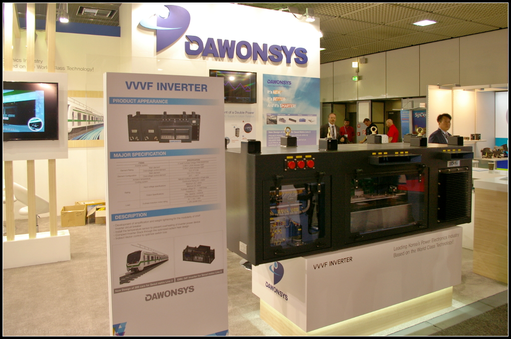 InnoTrans 2016 in Berlin: Die Firma DAWONSYS. Co., Ltd. aus der Republik Korea verfügt über ein umfangreiches Portfolio, darunter ein spezielles Gleichrichtergeschäft sowie ein elektrisches Schienenfahrzeuggeschäft, die alle zur Zukunft der koreanischen Industrie beitragen. Am Messestand wurde der VVVF Inverter/Converter-Inverter/SIV vorgestellt. Dabei handelt es sich um Spannungstyp PWM-Modulregelung, mit variabler Spannung und variabler Frequenzumrichter, Beschleunigungs- / Verzögerungsregelung (regeneratives Bremsen, lastkompensierende Verriegelung). Spezifikationen: Nenn-Eingangsspannung: DC 1.500 (variabler Bereich: 900 ~ 1.800V), Anschluss von Fahrmotoren: Permanente Parallelschaltung von 4 Motoren, Nennleistung (Serie): Über 1.100kVA / M Auto, Nennleistung (1 Minute): Über 1.600kVA / M Auto, Nennausgangsspannung: Wechselstrom 3-phase ~ 1.100V, Bemessungselemente IGBT 3,300V / über 1.200A - Ausführung, Steuerspannung: DC 100V (variabler Bereich 70 ~ 110V), Kühlmethode: Natürliche Kühlmethode (mit Kältemittel einschließlich Abscheidungstyp), Prüfnormen: IEC 61377 IEC61287