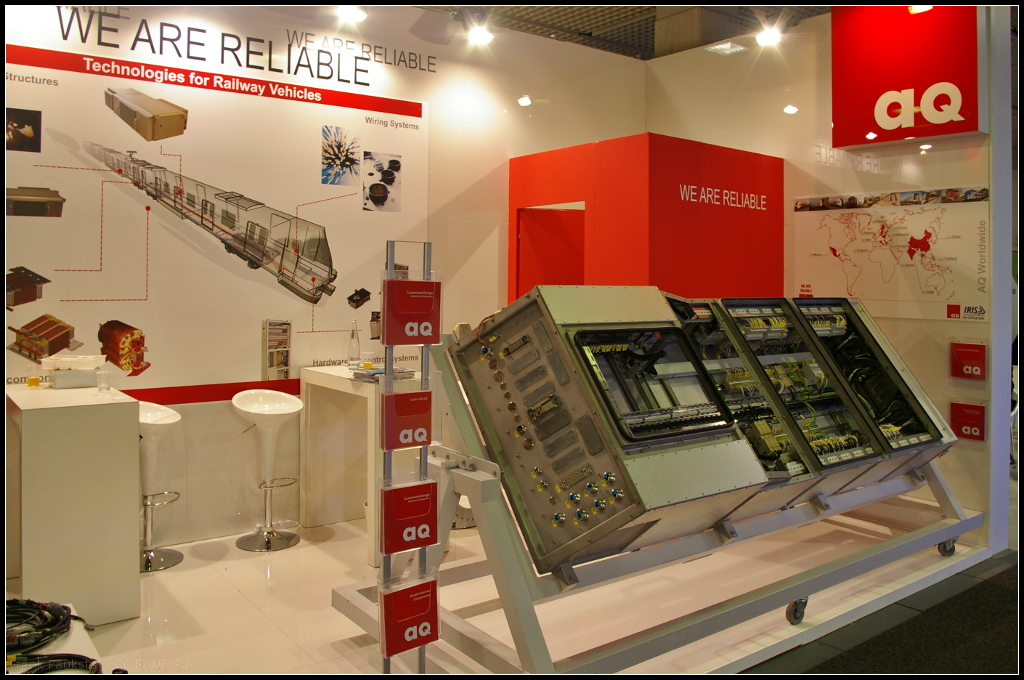 InnoTrans 2016 in Berlin: Die italienische Firma AQ ist in zwei Bereiche organisiert: System und Component. Das System umfasst die Geschäftsbereiche Elektrische Schränke und Systemprodukte. Component umfasst die Geschäftsfelder Spritzguss, Induktive Komponenten, Verdrahtung und Blechbearbeitung. Am Messestand war eine kleine Auswahl aus beiden Bereichen zu sehen.