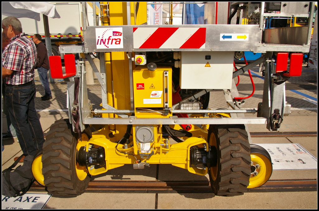 InnoTrans 2016 in Berlin: Fahrwerk des 4'AXE von France Elevateur Deutschland GmbH, einem Zweiwegefahrezug f�r die Oberleitungsmontage.