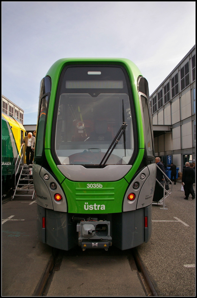 InnoTrans 2016 in Berlin: Für die Stadtbahn Hannover wurde auf der Messe der neue Zweirichtungs-Gelenktriebwagen vom Typ TW 3000 des Herstellers HeiterBlick GmbH vorgestellt. Er bietet auf einer Länge von 25 m insgesamt 167 Personen Platz. Das Fahrzeug ist komplett klimatisiert und bietet auch geräumige Stellflächen.