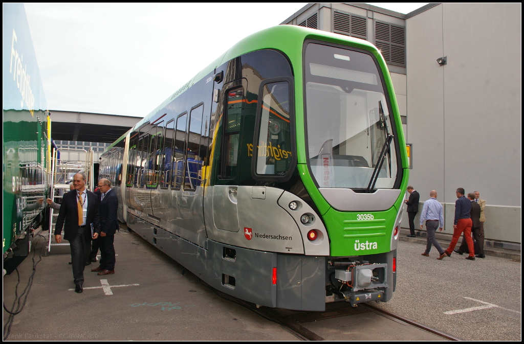 InnoTrans 2016 in Berlin: Für die üstra Hannoversche Verkehrsbetriebe AG wurden neue Zweirichtungs-Gelenktriebfahrzeuge vom Typ TW 3000 von HeiterBlick GmbH beschafft. Der Tz 3035 war auf der Messe ausgestellt. Er bietet auf 25 Meter Länge insgesamt 167 Personen Platz und es gibt auch Stellflächen. Das Fahrzeug ist komplett klimatisiert.