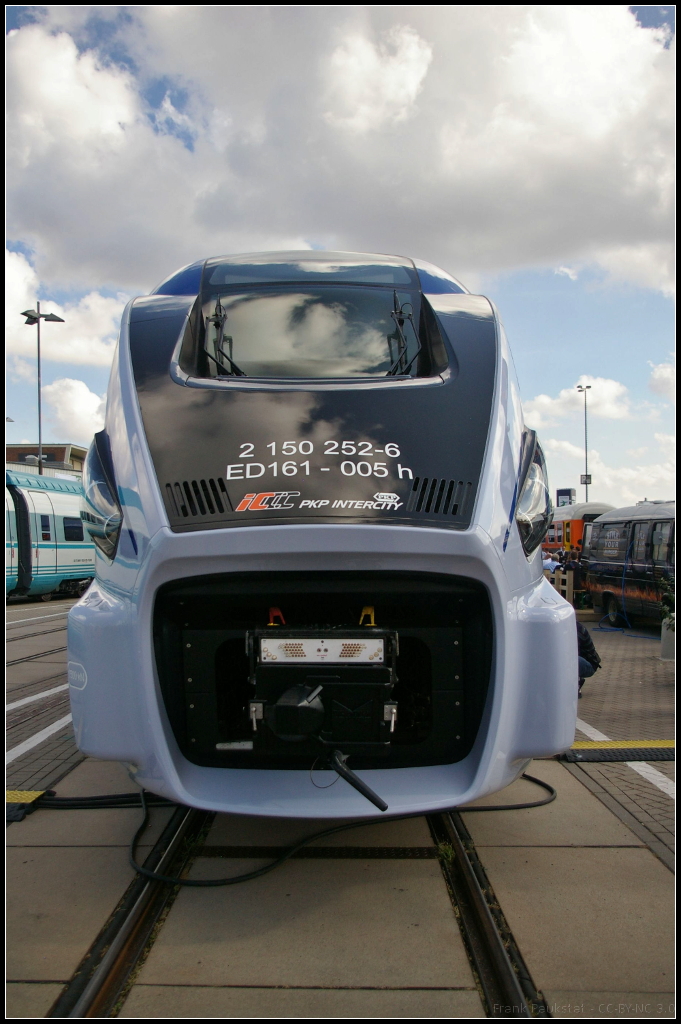 InnoTrans 2016 in Berlin: Gew�hnungsbed�rftige Frontansicht der PKP-Baureihe ED161. Der Elektrotriebzug hat keine Bugklappe, wie man es zum Beispiel von den deutschen ICE-Triebz�gen kennt. Der Pesa Dart, so die Bezeichnung des Herstellers, kann eine H�chstgeschwindigkeit von 250 km/h (PKP 160 km/h) erreichen und wird im Fernverkehr eingesetzt. Gebaut wird der Zug seit 2014, hat eine L�nge von 150 230 mm, bietet insgesamt 352 Reisenden Platz. Die Zugsicherung umfasst die Systeme SHP und ETCS. Die Z�ge sind f�r Wi-Fi und Telefonsignalverst�rker vorgesehen. Auch Steckdosen sind an den Sitzpl�tzen vorhanden. Der achtteilige Triebzug hat an jeder Seite 8 T�ren, davon ist je eine f�r mit Rampe f�r Rollstuhlfahrer ausger�stet.