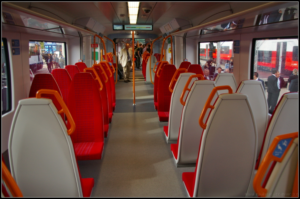 InnoTrans 2016 in Berlin: Innenraum des Siemens Desiro City f�r South West Trains (SWT). Trotz 4x4 Bestuhlung bleibt im Mittelgang viel Platz zum gehen.