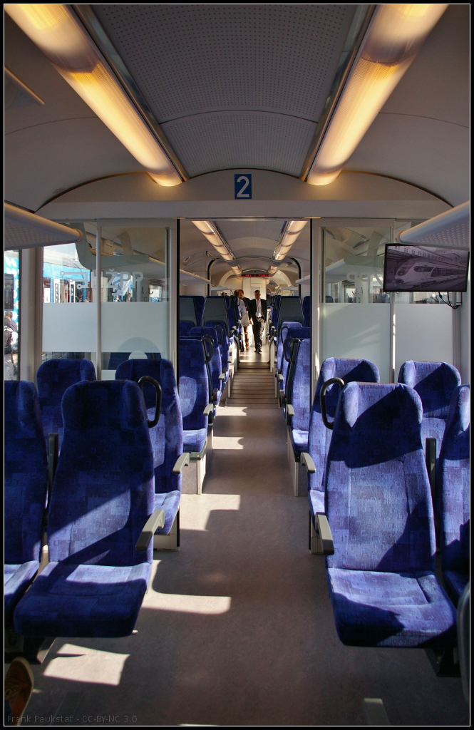 InnoTrans 2016 in Berlin: Innenraum des Niederflurzug des kroatischen Herstellers Koncar, der auf der Messe vertreten war. Das Fahrzeug ist durchg�ngig ohne T�ren und bei den Drehgestellen mit flachen Rampen ausgestattet.