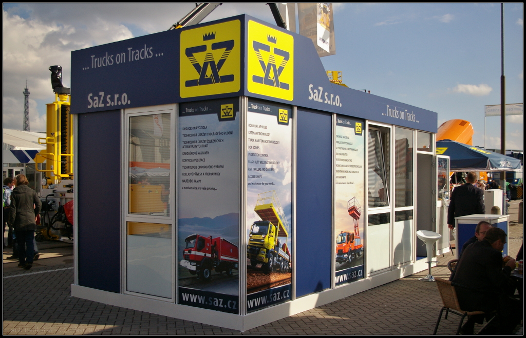 InnoTrans 2016 in Berlin: Messestand des tschechischen Herstellers SaZ s.r.o., der sich seit 1954 auf die Herstellung von Zweiwegefahrzeugen f�r die Pflege von Infrastruktureinrichtungen spezialisiert hat. Dazu geh�ren u.a. Fahrzeuge f�r die Instandhaltung von Oberleitungen, Reinigung und Schwei�fahrzeugen. Die Palette umfasst zum Beispiel den UniRoller V und den UniRoller IV, beide werden im Bild gezeigt.