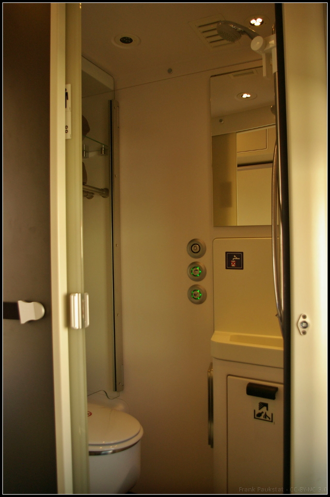 InnoTrans 2016 in Berlin: Nasszelle mit WC und Dusche in den Abteilen des 1. Klasse Schlafwagen Typ WLA von Stadler f�r die Aserbaidschanischen Eisenbahn.
