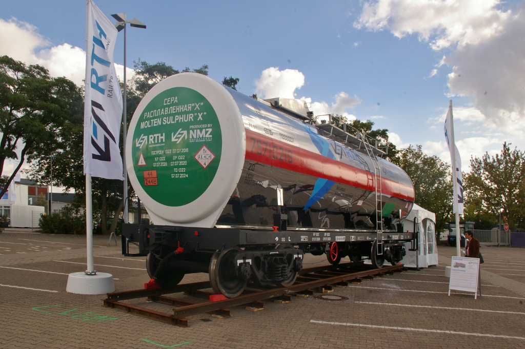 InnoTrans 2016 in Berlin: Russischer Staubgutwagen zum Transport von 'Molten Sulphur X' vom Typ 15-9544 der Firma MC RailTransHolding LLC aus Moskau. Er hat ein Fassungsverm�gen von 42 m3 bei einem Maximalgewicht von 71,5 t.