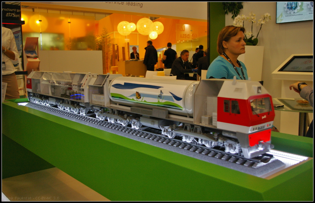 InnoTrans 2016 in Berlin: Schnittmodell der GT1h-002, einer Gas-Turbinenlokomotive mit elektrischer Kraft�betragung, die vor sehr langen und schweren G�terz�gen in Sibirien und n�rdlicheren Regionen auf nicht elektrifizierten Strecken zum Einsatz kommen soll. Hersteller ist Ludonovsky Locomotive Plant OJSC. Die Leistung der Gasturbine liegt bei 8300 kW, max. Geschwindigkeit 100 km/h, Traktionsleistung 981 kN, Reichweite 1000 km, Tankinhalt 20 000 Liter, L�nge �ber Kupplung 45 000 mm, Dienstmasse 360 t