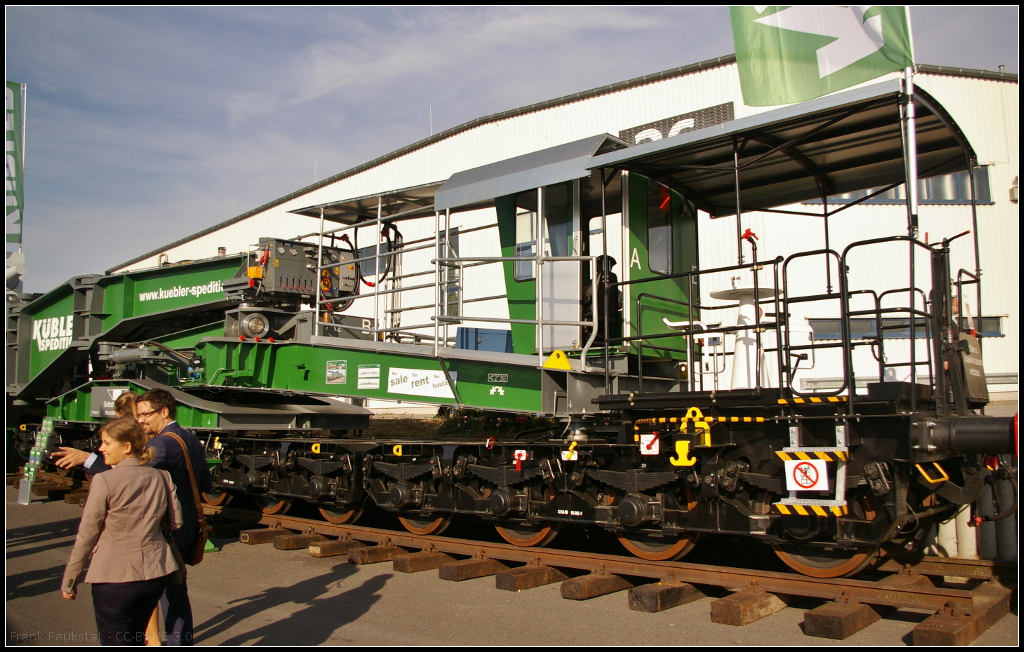 InnoTrans 2016 in Berlin: Selbstragener Tiefladewagen bzw Tragschnabelwagen der Gattung U von der Kübler Spedition aus Michelfeld-Erlin. Zusammen haben die beiden Wagen insgesamt 20 Achsen. Die Länge über Puffer bei Transport mit 250 t Trafo liegt bei 41 200 mm (UIC-Nummer 33 54 99 64 002-7)