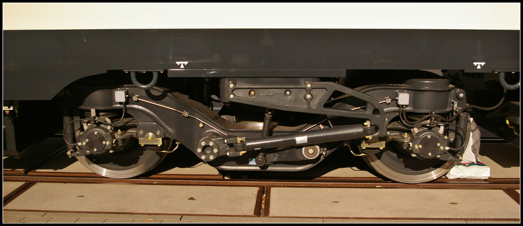 InnoTrans 2016 in Berlin: Spurwechseldrehgestell vom Typ RAFIL/DBAG Typ V f�r den Spurwechsel von 1435 mm auf 1520 mm (GUS-Staaten) an einem Schlafwagen der Gattung WLA f�r die Aserbaidschanische Eisenbahn von Stadler Rail.